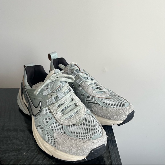 Nike V2K Run Sneakers Womens Size 9 - Picture 2 of 6
